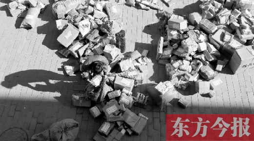 “雙十一”后，快遞員忙著送包裹，連水也不敢喝