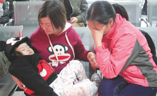 昨日，9時(shí)35分，堅(jiān)守在手術(shù)室外的嘟嘟在媽媽?xiě)牙锼耍虮谎矍暗恼媲橛|動(dòng)，今報(bào)記者趙丹流下了眼淚