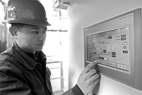 宗希明在“政七街煤改氣項目” 工程工地。高科技完全取代了老式燃煤鍋爐笨重、復雜的管理和控制