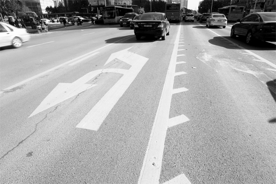 昨日，鄭州市金水路未來路口的“魚刺”車道，好多司機(jī)不知道咋走