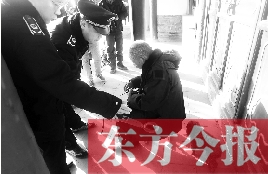 昨日，鄭州市管城區(qū)執(zhí)法局對轄區(qū)一只狗狗檢查是否辦過證 東方今報(bào)首席記者 劉棟杰 攝