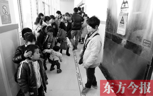 11月30日上午，星星等20余名“袖珍人”到鄭州市兒童醫(yī)院進(jìn)行骨齡測定