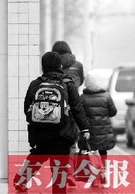 一名學(xué)生背著書包走出校門準備回家。教育部發(fā)布規(guī)定，其中明確規(guī)定教師收禮、有償補課等行為將受到相應(yīng)處分