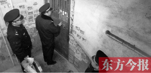 12月3日，鄭州市隴海路。執(zhí)法人員欲進(jìn)入一戶未辦狗證的居民家中，強(qiáng)行將狗帶走