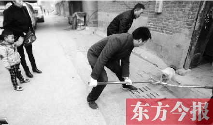 12月3日，鄭州市隴海路。執(zhí)法人員對(duì)一只“辦了證卻不系繩”的狗進(jìn)行捕捉