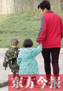 男孩兒姓“鄭”，女孩兒姓“周”（取“州”諧音），即“鄭州”之意，這一取名法得到了認(rèn)可