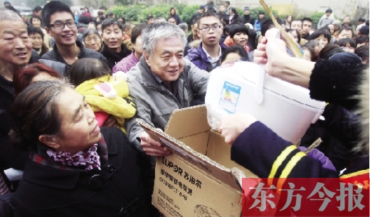 昨日，鄭州金源第一城小區(qū)。除了能領(lǐng)到地鐵試乘劵，還有獎(jiǎng)品可拿