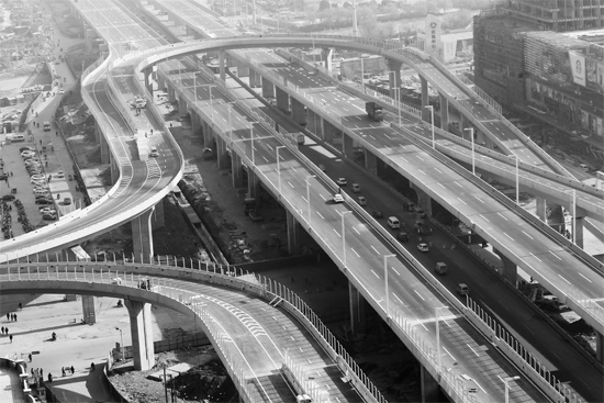 昨日，已經(jīng)開始施劃交通標線的鄭州市三環(huán)快速路北環(huán)高架橋部分