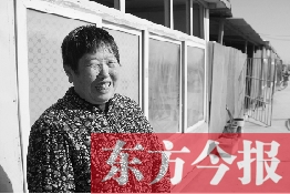 在京水村的臨時過渡區(qū)內(nèi)，一位大媽在儲存大白菜