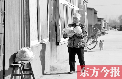 在京水村的臨時過渡區(qū)內(nèi)，62歲的村民白小英對未來的生活充滿期待