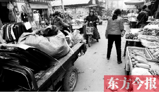 和所有的都市村莊一樣，老鴉陳也充滿著形形色色的人，窄窄的巷子因占道經(jīng)營變得更加狹窄