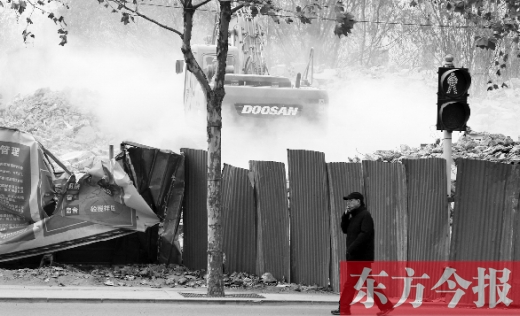 昨日，鄭州市未來路與緯四路交叉口一工地施工不除塵，加重了空氣污染