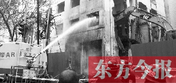 昨天早上8點半，鄭州市農(nóng)業(yè)路一拆遷工地，用兩臺噴水車噴水除塵，有效地阻止了施工揚塵