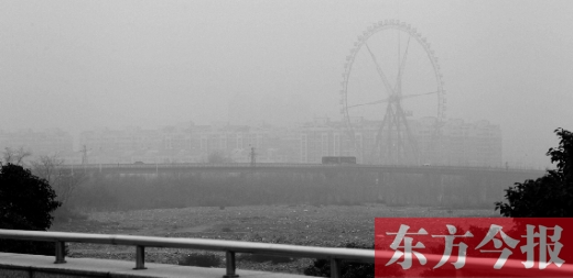 我看！我再看！我都看不見世紀(jì)歡樂園的巨大摩天輪了，送孩子上學(xué)的路，真快看不清了