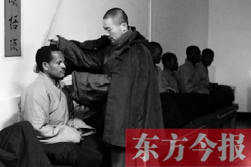 少林功夫講究禪武合一，坐禪當(dāng)然少不了,別看就是坐坐，姿勢(shì)都要師傅教