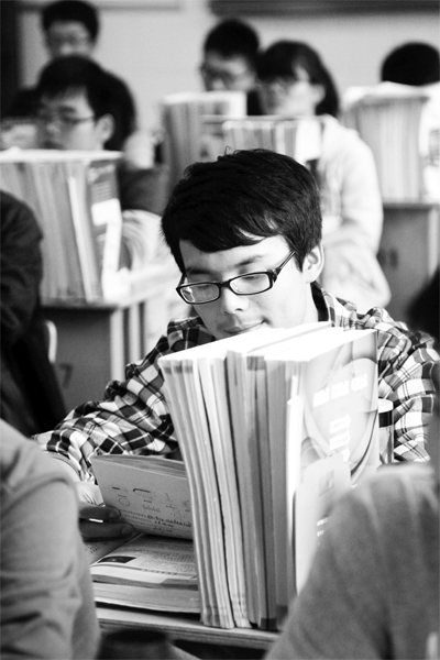 一所學校的高三學生正在加班加點復習，不少同學都開始為自主招生報名忙活了