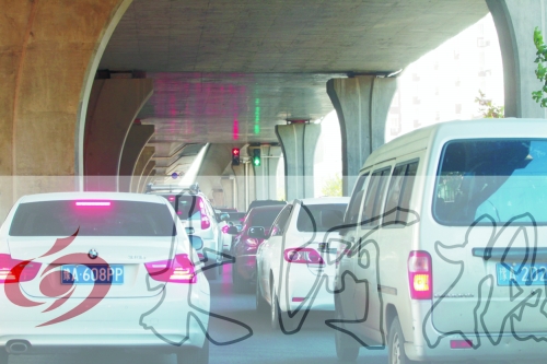 交警在東風(fēng)路從北向南上橋口處擺上反光錐，間歇放行