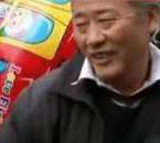 采訪我先買個(gè)氣球吧！大爺霸氣回答