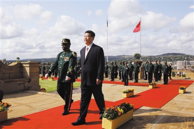 3月26日，南非總統(tǒng)祖馬在比勒陀利亞聯(lián)邦大廈前廣場(chǎng)舉行儀式，歡迎中國(guó)國(guó)家主席習(xí)近平訪問(wèn)南非。這是習(xí)近平檢閱儀仗隊(duì)。新華社記者 蘭紅光 攝