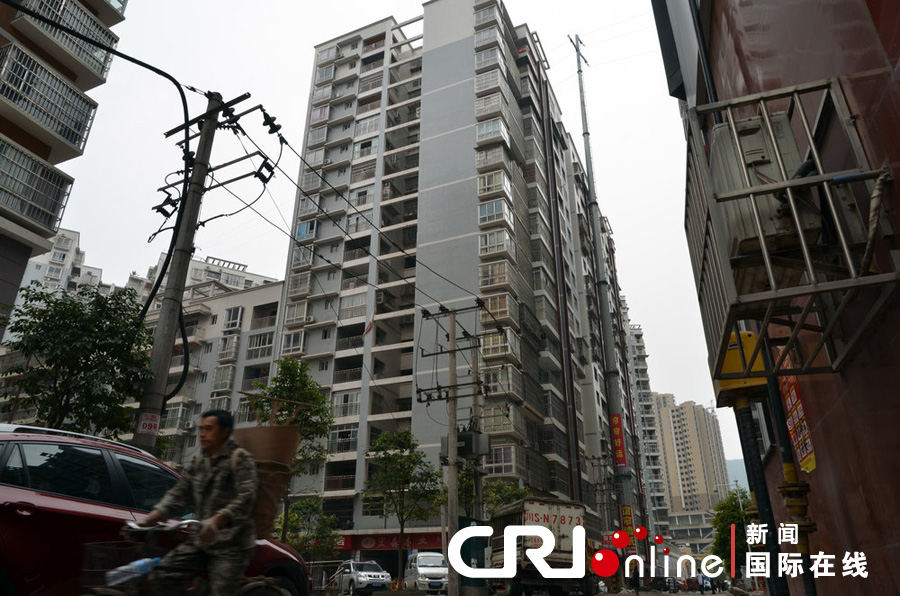 2013年4月2日，四川達(dá)城，電線桿足足有19層樓高，而且離小區(qū)住戶的房屋很近。圖片來源:張?bào)K/CF