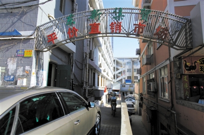 昨日，從事活禽宰殺的許某確認為感染H7N9禽流感確診病例，其所工作的南京江寧區(qū)東新農(nóng)貿(mào)市場仍正常營業(yè)