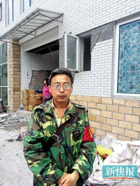 被免副鄉(xiāng)長楊成毅成災(zāi)區(qū)首位免職干部，接受新快報記者采訪時稱：“服從組織決定，大難當(dāng)前官位不要緊”