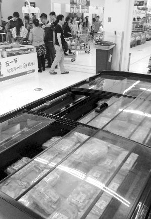 新街口某超市羊肉卷柜臺(tái)無人問津。