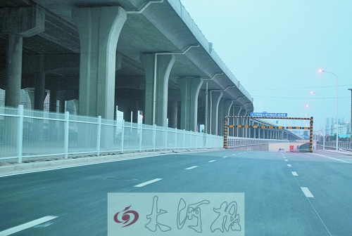 下穿隧道限高3米，不影響公交車通行。