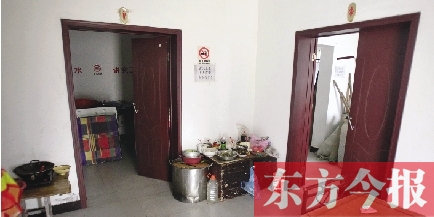 男廁洗漱池前，堆放著大量家電、家具等生活用品