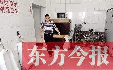 男廁中擺放的電視機、柜子、自行車等物品