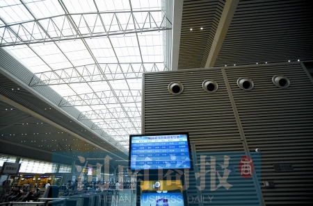 　鄭州東站三樓候車大廳，雖然空調(diào)處有涼風(fēng)吹出，但陽(yáng)光通過頂棚照進(jìn)，導(dǎo)致整個(gè)大廳的空調(diào)制冷效果不明顯
