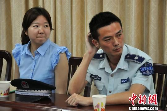 圖為參與“體驗式執(zhí)法”的兩名城管隊員。　張芹　攝