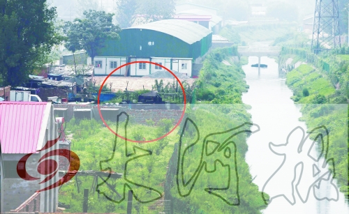 　彩虹橋西南側(cè)有一個大型地溝油加工窩點，廢水流入旁邊的排水渠。