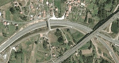 事發(fā)地的急轉(zhuǎn)彎道。以下是監(jiān)控視頻截圖。