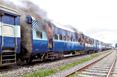 19日，撞人的火車被民眾點(diǎn)燃。