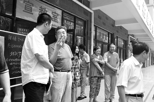 盧法舜（左二）伸出兩根手指，建議實(shí)行2元通票制。