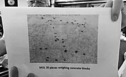菲防長3日出示拍攝到的“混凝土砌塊”。