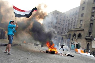 6日，穆爾西和穆兄會的支持者在開羅街頭示威，與警方發(fā)生沖突。消失了三個多月的前總統(tǒng)穆爾西將于下月受審。