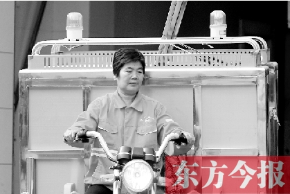 鄭州市金水區(qū)目前發(fā)放的第一批30輛新垃圾清運(yùn)車，已投入使用