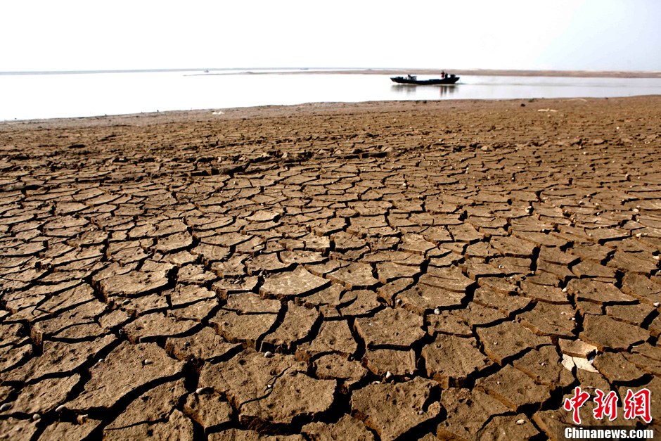 10月28日，在江西省都昌縣印山附近水域拍攝的龜裂的鄱陽(yáng)湖湖床。
