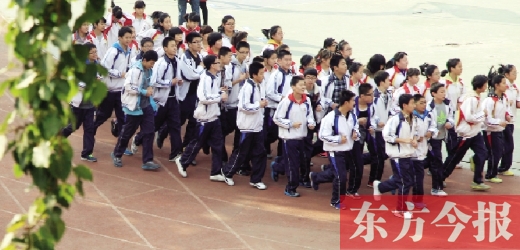 為提高學(xué)生體質(zhì)，教育部門要求將跑早操形成制度