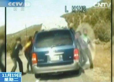 雷爾與警察爭執(zhí)，費雷爾兒子下車試圖保護(hù)媽媽。