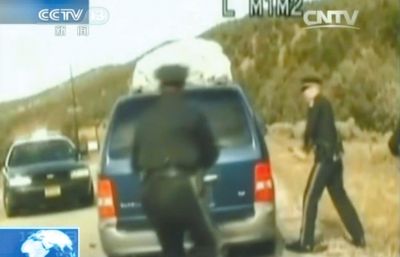 費雷爾再次上車，警察拿警棍砸車窗。