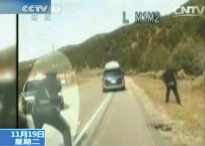 費雷爾駕車逃走，警察連開數(shù)槍。央視截圖