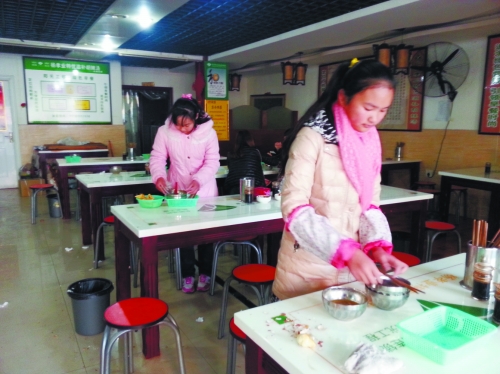 參加體驗(yàn)的兩名學(xué)生成功“入職”后,開始收拾餐桌。