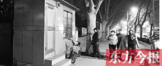 1月13日晚9點(diǎn)30分，鄭州市綠城廣場(chǎng)內(nèi)的公廁依然開放