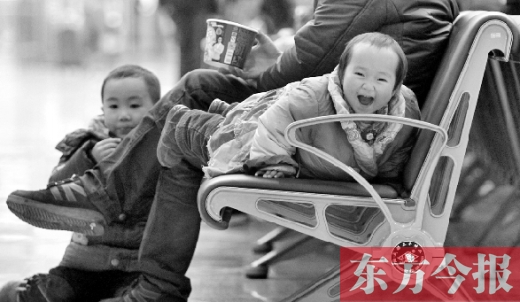 鄭州東站候車長(zhǎng)椅上，哈哈，馬上回家過(guò)年有禮物收了