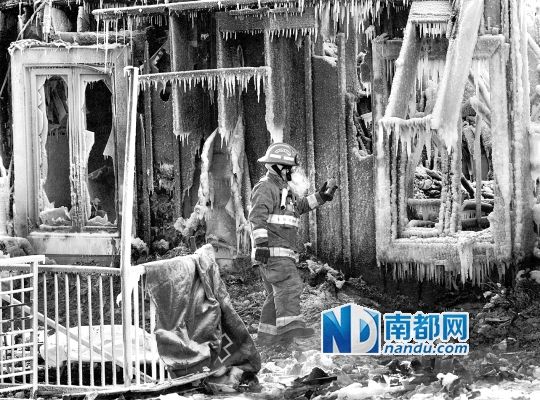 消防員用蒸汽機(jī)融化救火后殘留的冰層，尋找遇難者遺