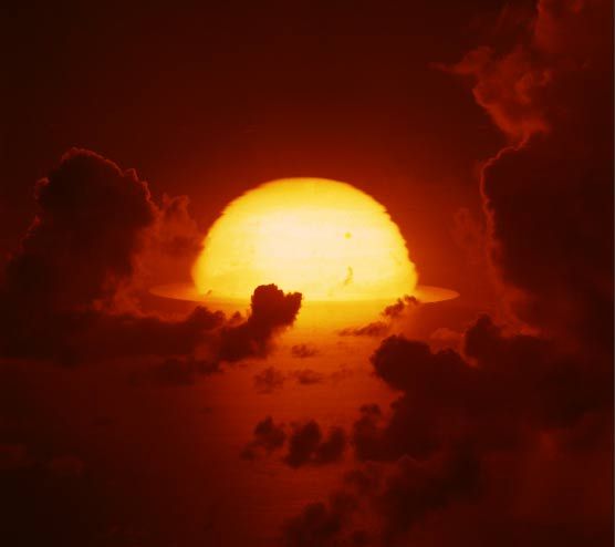 1961年，南太平洋上空，氫彈爆炸后的大火球開始擴散。