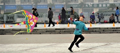 昨日，省會(huì)天氣晴好，春意盎然。上午，在綠城廣場(chǎng)，一個(gè)小女孩在快樂(lè)地放風(fēng)箏。